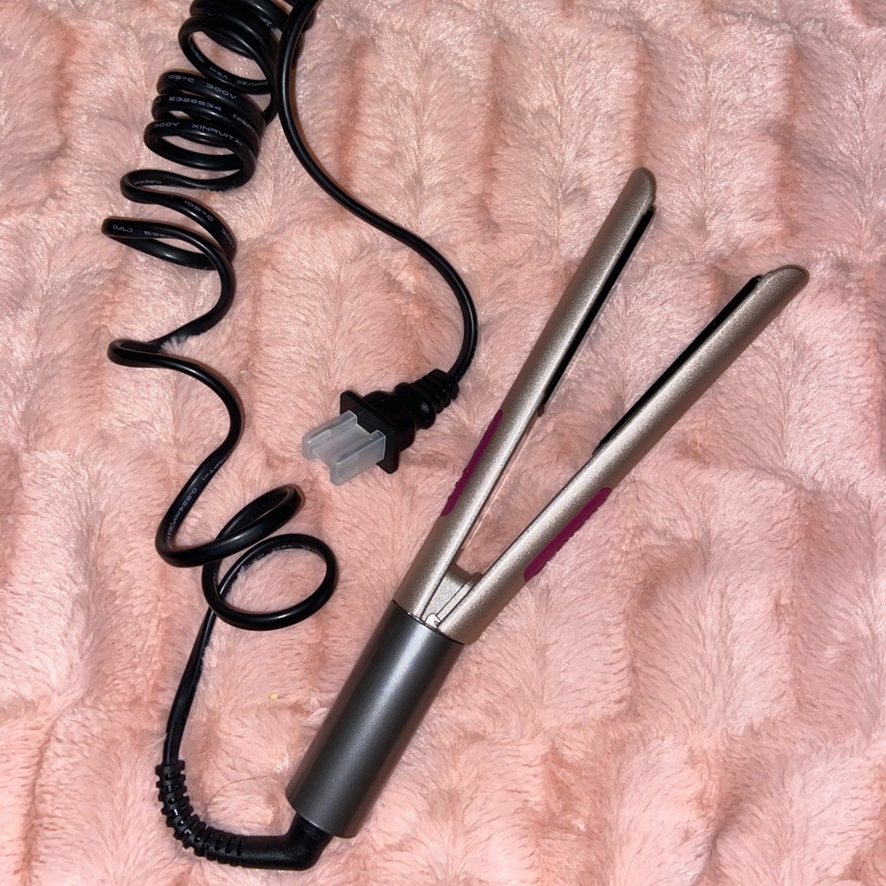 Pro ceramic hairstyling iron by Furiden Remington